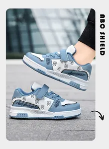 Modische blau-weiße Jungen-Sneaker mit praktischem Klettverschluss und Markenlogo