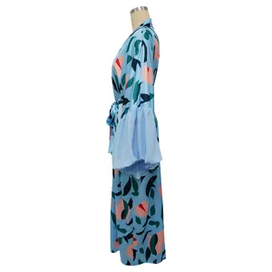 Vue de détail d'un cache-maillot de plage bleu clair à fleurs avec manches évasées.