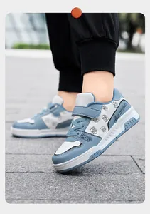 Stilvolle blau-weiße Kinder-Freizeitsneaker mit langlebigem praktischem Klettverschluss