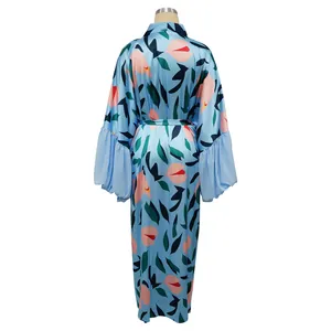 Vue arrière détaillée d'un cache-maillot bleu clair à imprimé floral avec manches bouffantes