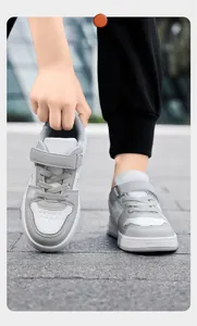 Detailansicht von grauen und weißen Kinder-Freizeitschuhen mit Klettverschlussriemen