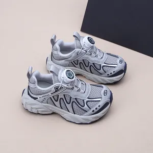 Graue Kinder-Sneaker mit praktischem Drehverschluss und atmungsaktivem Mesh-Obermaterial