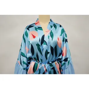 Détail du cache-maillot de plage bleu clair à imprimé floral avec ceinture.