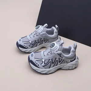 Detailansicht der Kinder-Sneaker mit praktischem Drehverschluss für einfaches Anziehen