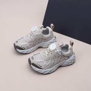 Detail der Kinder-Sportschuhe mit praktischem Drehverschluss und atmungsaktivem Mesh