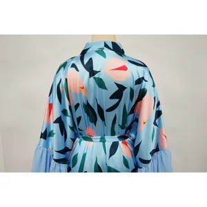 Vue détaillée du dos d'un cache-maillot de plage en satin bleu clair à fleurs