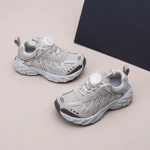 Detailansicht von beige klobigen Kindersneakern mit drehbarem Schnallenverschluss