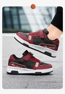 Seitendetail der rot-schwarzen Kinder-Sportschuhe mit dem Markenlogo von ABC SHIELD