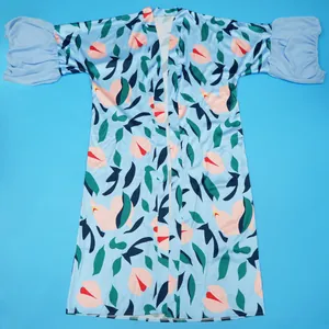 Vue à plat d'un cache-maillot imprimé floral avec poignets à volants sur bleu
