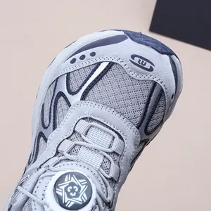 Nahaufnahme Kinder-Sportschuh mit Mesh und praktischem Drehverschluss-System
