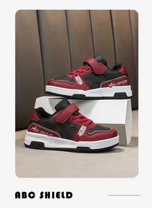 Stilvolle rot-schwarze Kindersneaker mit Klettverschluss und langlebigen Gummisohlen.