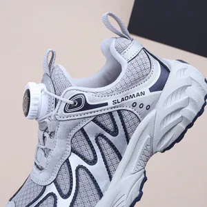 Detailansicht grauer Kinder-Sneaker mit innovativem Drehverschluss-Schnürsystem für Sport