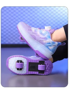 Gros plan de chaussures à roulettes dégradées violettes pour enfants à doubles roues.