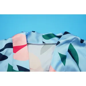 Gros plan du cache-maillot en satin imprimé floral montrant les détails du décolleté et tissu