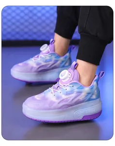 Gros plan de chaussures à roulettes violettes pour enfants avec double roue et boucle.