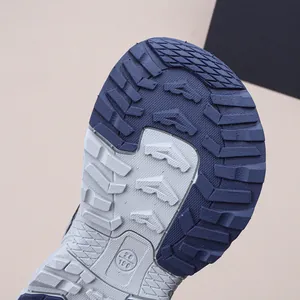 Detailaufnahme der langlebigen und rutschfesten Gummilaufsohle für Kinder-Sportschuhe