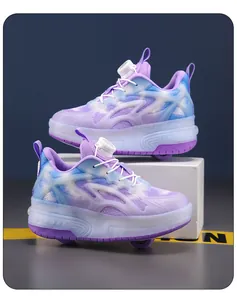 Chaussures à roulettes doubles pour enfants avec dégradé violet sur un bloc blanc.