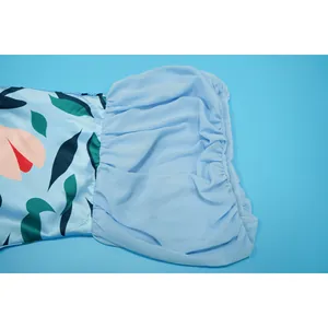 Vue détaillée d'un cache-maillot bleu clair à imprimé floral avec des manches en mousseline