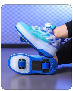 Chaussures à roulettes bleues pour enfants avec doubles roues et système rotatif.