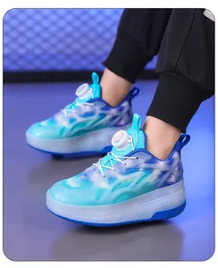 Vue détaillée de chaussures à roulettes bleues pour enfants munies d'une boucle rotative