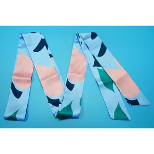 Détail de la ceinture en ruban de soie à imprimé floral bleu pour tenue de plage