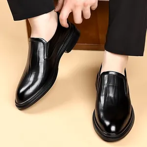 Elegant men's black business casual leather shoes with embossed texture for commuting