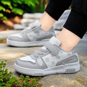 Graue und weiße Kinder-Freizeitsneaker mit verstellbarem Riemen für Jungen und Mädchen