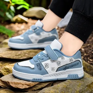Modische stilvolle blau-weiße Kinder-Freizeitschuhe für Jungen mit Schildmuster-Design