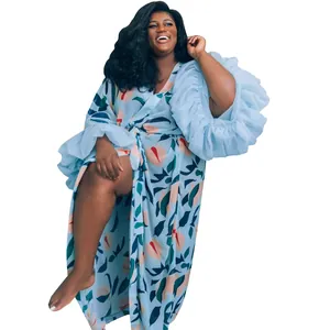 Cache-maillot long à imprimé floral avec manches à volants spectaculaires sur mannequin