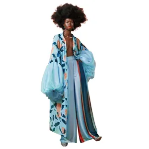 Cardigan de plage fleuri élégant avec manches bouffantes spectaculaires pour les vacances.