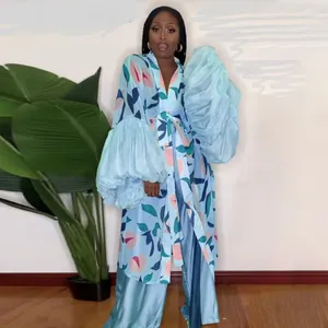 Vue complète du cache-maillot fleuri avec manches lanternes et son pantalon assorti