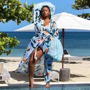 Détail d'un cache-maillot bleu clair imprimé avec manches bouffantes et ceinture