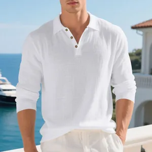 Detailansicht eines weißen Herren-Langarm-Poloshirts aus atmungsaktivem Leinenstoff.