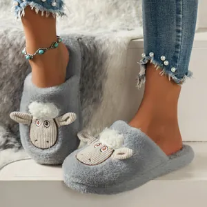 Detailansicht grauer Plüsch-Hausschuhe für Damen mit süßem Cartoon-Schaf-Muster.