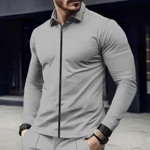 Detail van de lichtgrijze wafelstructuur op een herenpoloshirt met lange mouwen en rits