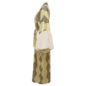 Vue latérale d'un long cardigan de plage à motif de feuilles avec poignets cloches