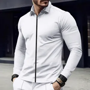 Detail van wit heren poloshirt met lange mouwen in wafelbreisel en zwarte rits.