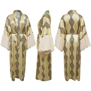 Vue en trois angles du long gilet de plage fleuri avec manches cloche en mousseline