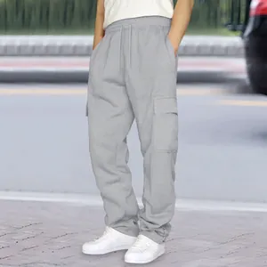 Detailansicht graue Herren-Cargohose mit weitem Bein, Taschen und Kordelzug oben