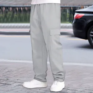 Detailansicht der grauen Cargo-Jogginghose für Herren mit Kordelzug und Seitentaschen