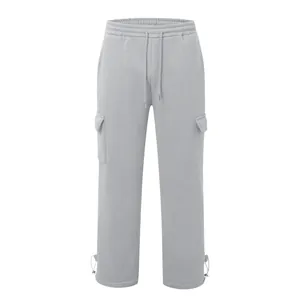 Detailansicht der grauen Cargo-Jogginghose für Herren mit Kordelzug und Taschen