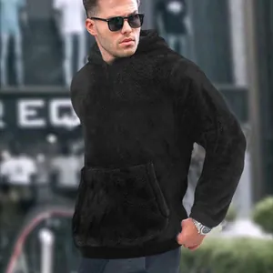 Λεπτομέρεια μαύρου χνουδωτού φούτερ sherpa με κουκούλα και τσέπη καγκουρό