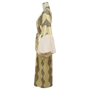 Vue latérale du long cardigan de plage avec d'élégantes manches bouffantes évasées.