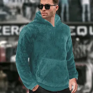 Λεπτομέρεια από ανδρικό φούτερ sherpa fleece σε χρώμα teal με μαλακή βελούδινη υφή