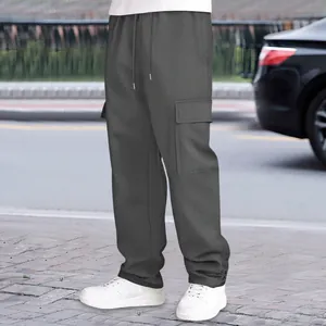 Detailansicht der grauen Cargo-Jogginghose mit Kordelzug und großen Taschen.
