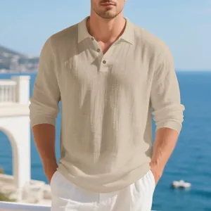 Detailansicht eines beigen Langarm-Poloshirts für Herren mit strukturiertem Stoff.