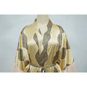 Vue détaillée du cache-maillot de plage élégant en satin avec imprimé motif feuille noir