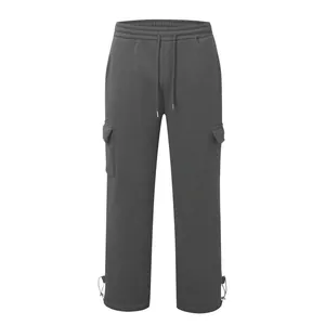 Detailaufnahme der dunkelgrauen Cargo-Jogginghose für Herren mit Kordelzug am Saum