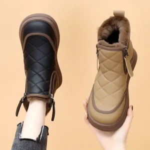 Vista detallada de botas de nieve acolchadas impermeables con suela de plataforma
