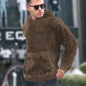 Λεπτομερής προβολή της μαλακής υφής fleece διπλής όψης σε ανδρικό χειμερινό φούτερ με κουκούλα